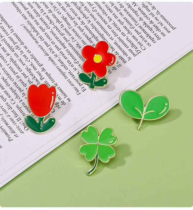 4-piece set of floral lucky four-leaf clover small red flower clothing, hat, backpack, brooch, badge accessories gift