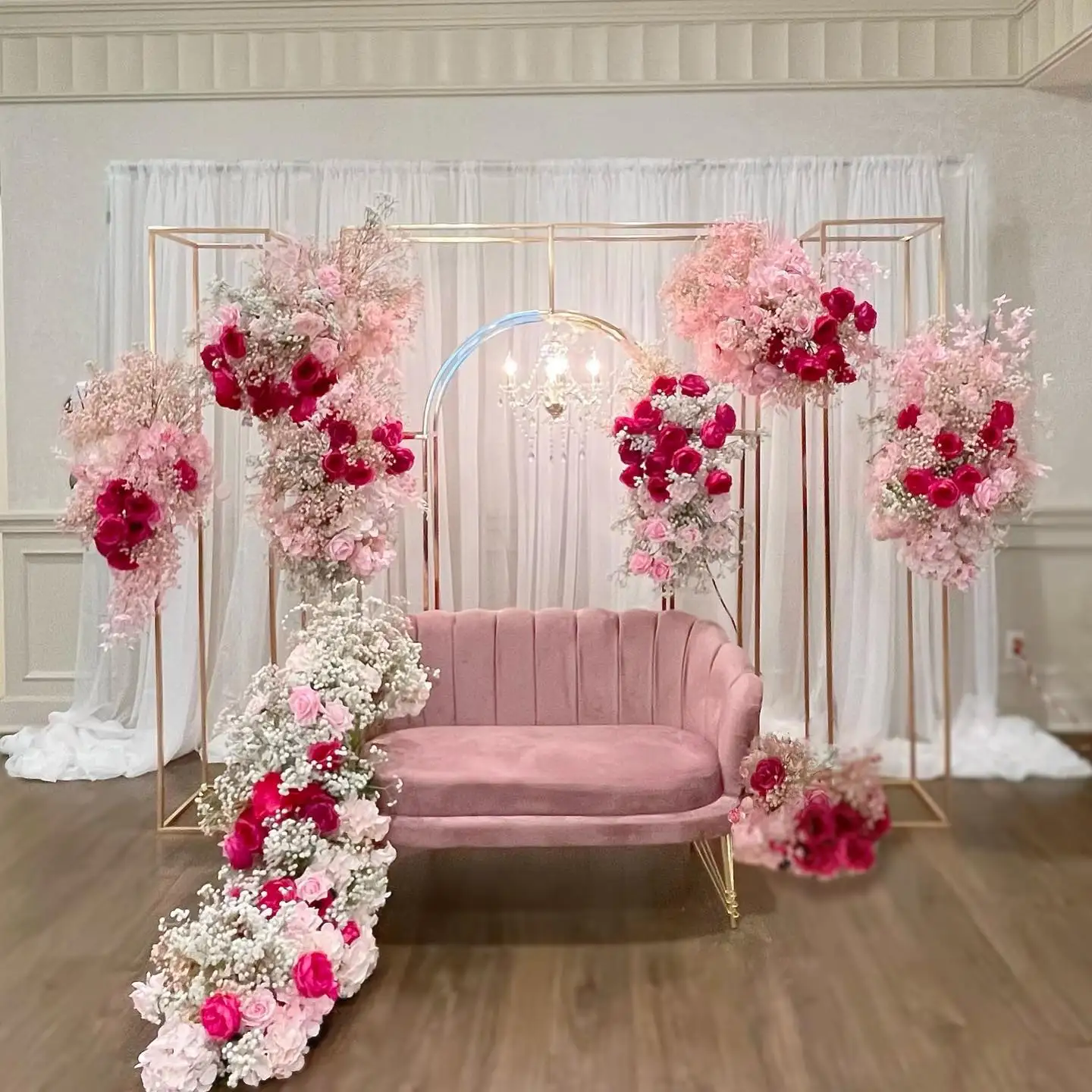 

Elegant Metal Wedding Arch Gilded Gold Screen Framework for Outdoor Stage Decoration Flower Stand Party Background