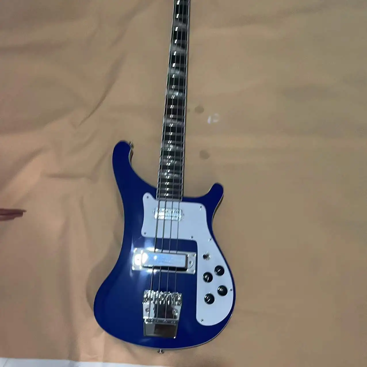 In stock, 4 chord Rickenbacker electric bass, blue and white body, redwood fingerboard, factory real photos, free home delivery