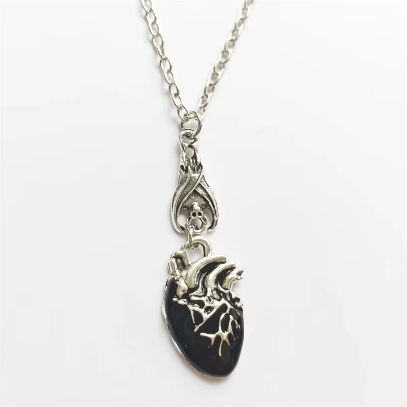 1pcs A unique Bohemian-style retro gift with a heart-shaped pendant necklace in the shape of a bat and a drop of blood