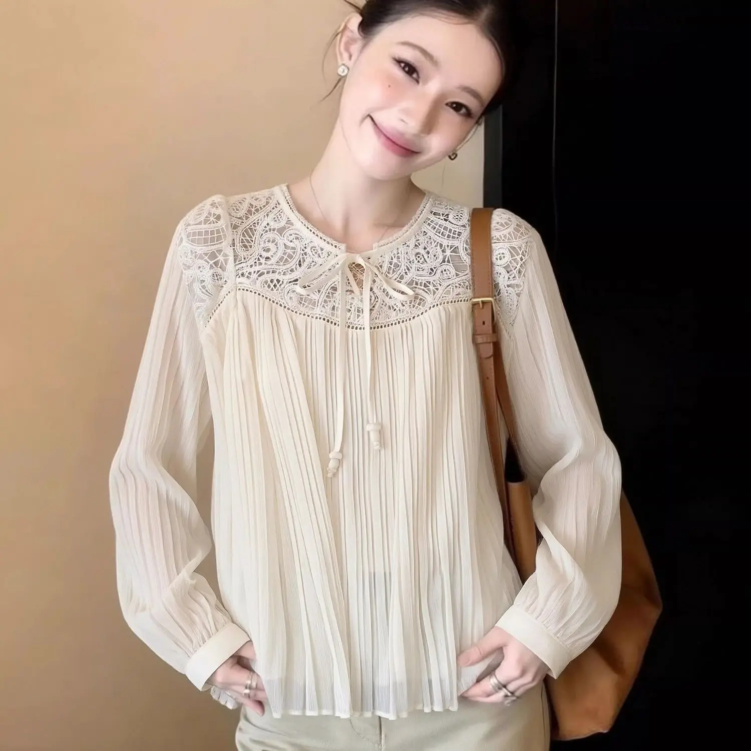 Unique and beautiful lace spliced shirt women's spring design sense niche temperament high-end crochet chiffon shirt top