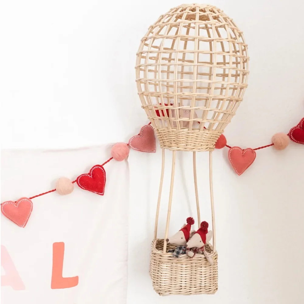 

Pastoral Hand-woven Valentine's Day Children's Room Wall Hanging Rattan Hot Air Balloon Flower Basket Wall Decoration Basket