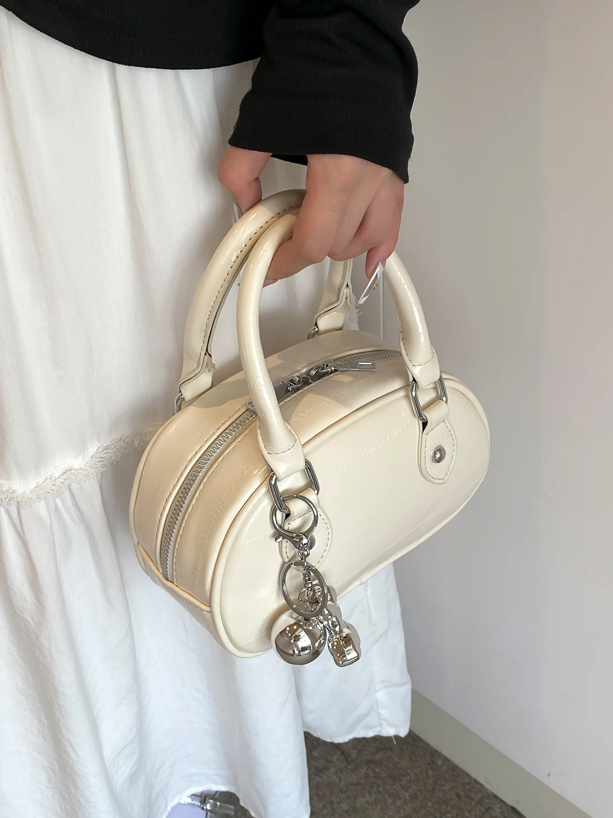 Fashionable Silver Crossbody Bag Women\'s 2026 New Style Versatile Bowling Bag Soft PU Leather Medium Neutral Style Handbag
