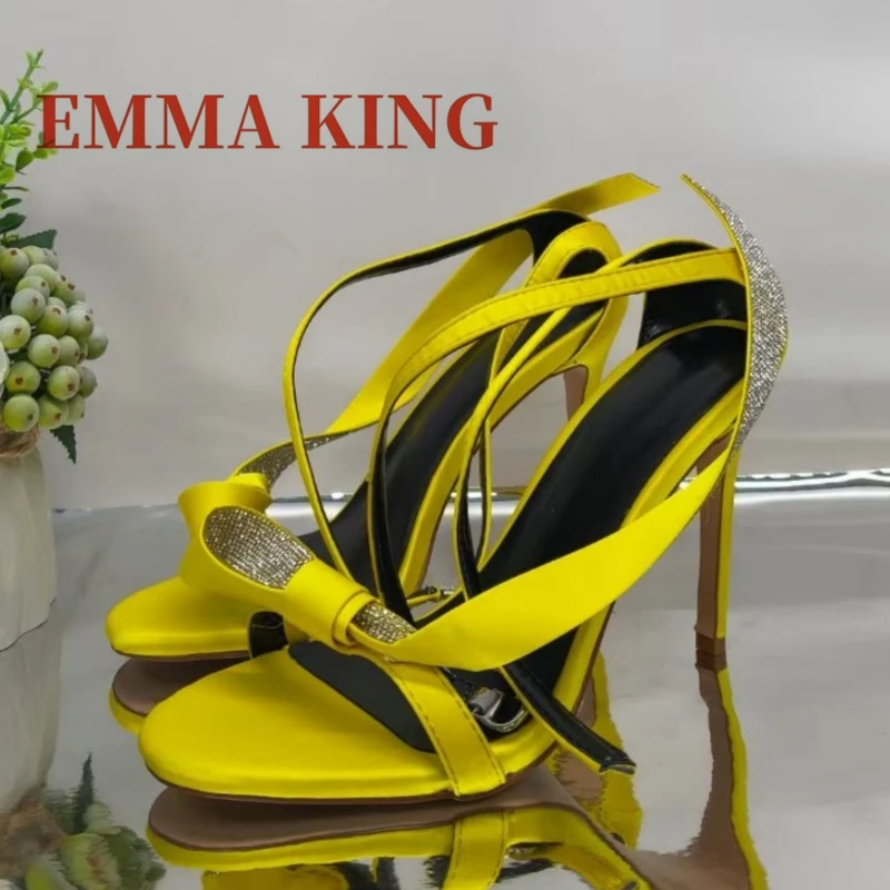 صنادل نسائية بحزام على شكل فيونكة من حجر الراين صنادل نسائية صيفية عصرية من الساتان موديل 2025 صنادل بكعب ستيليتو جديدة مزخرفة بالكريستال #2
