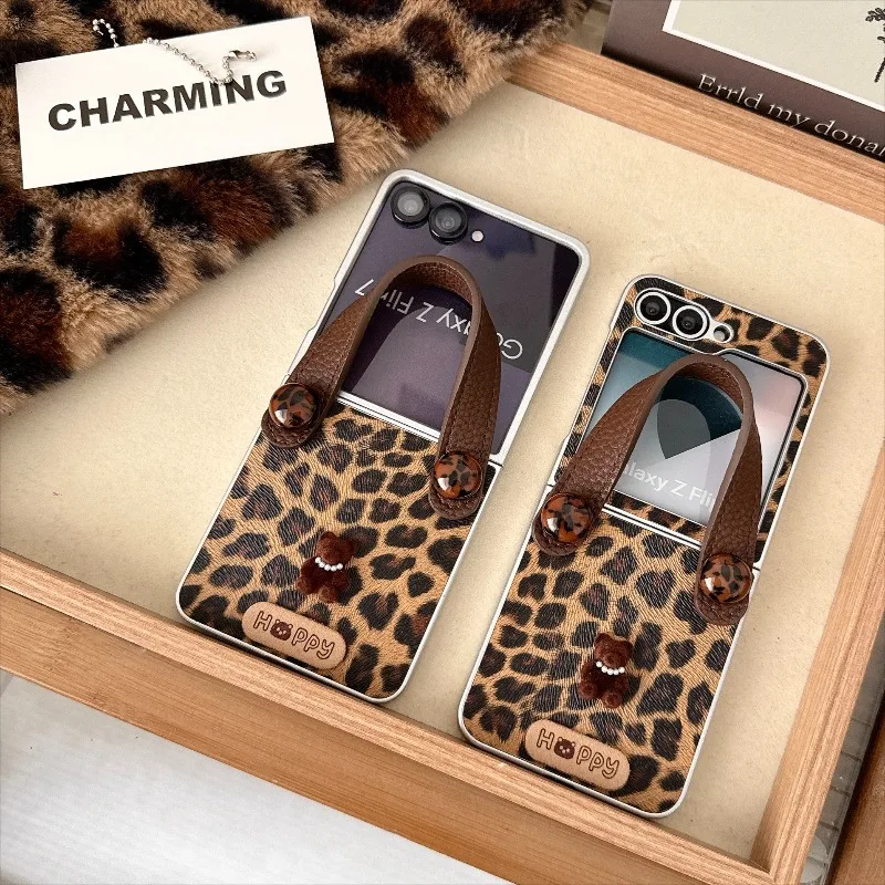 

for Moto Razr 50 60 Ultra 2024 2025 + Cute Bear Fashion Flush Leopard Leather Plush Textured Cover Phone Case with Wrist Strap