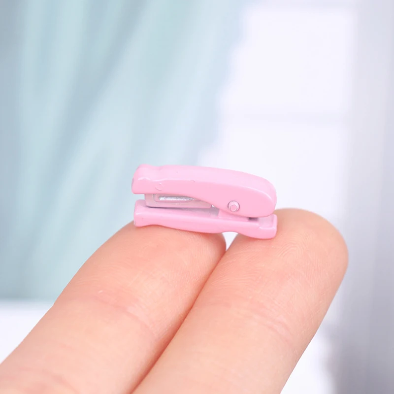 เครื่องเย็บกระดาษ/เครื่องคิดเลขจิ๋วสำหรับบ้านตุ๊กตา ของเล่นจำลองเครื่องเขียนขนาดเล็ก พกพาสะดวก ของตกแต่งฉากห้องเรียนบ้านตุ๊กตา ของเล่นเสริมการเรียนรู้