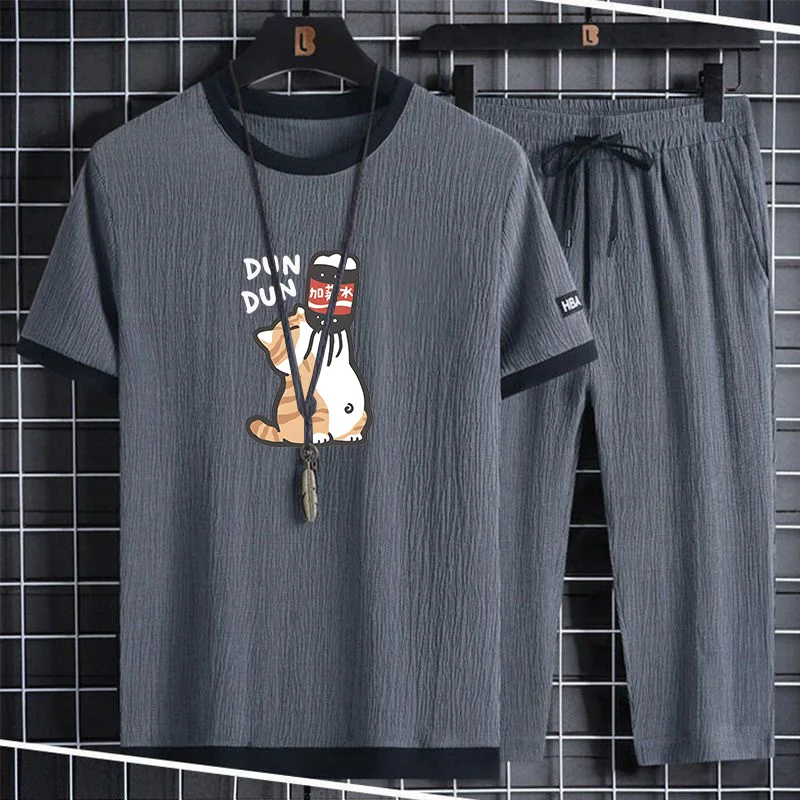 

Повседневный летний комплект для мужчин: футболка с коротким рукавом и свободные длинные брюки. Модный брендовый комплект из двух предметов в стиле Гонконг для подростков.