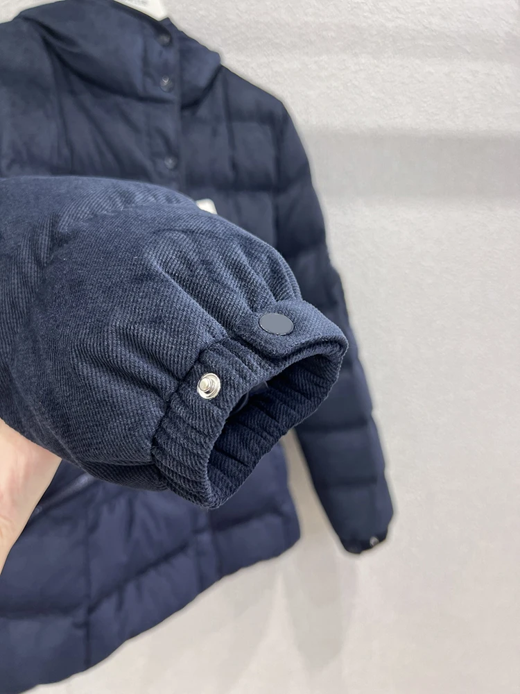 เสื้อแจ็คเก็ตดาวน์แบบมีฮู้ด สไตล์ลำลอง สีน้ำเงิน แฟชั่นฤดูหนาว สไตล์ใหม่ สำหรับผู้หญิง ปี 2025 รุ่นสั้น อุ่นสบาย