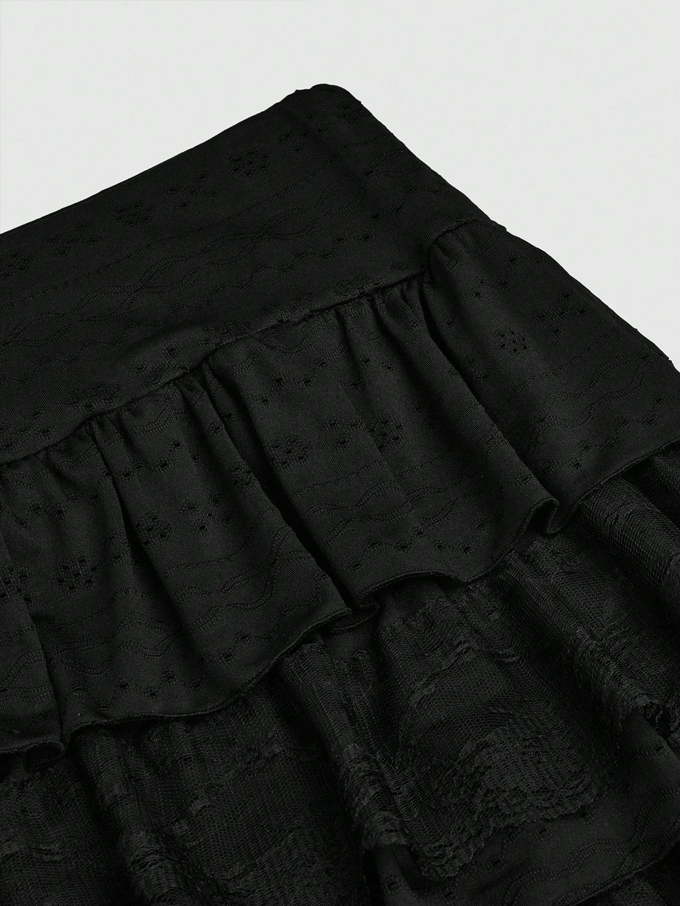 Saia Midi Preta com Camadas e Babados em Renda para Mulheres