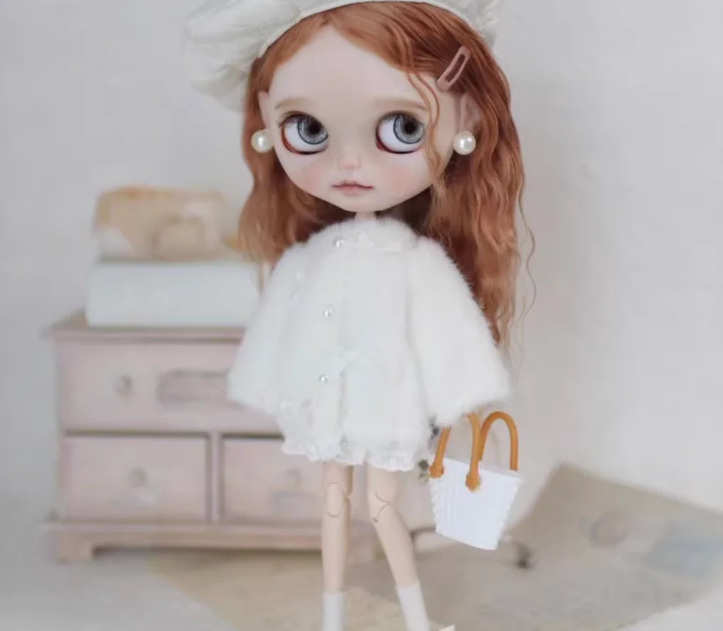 

Кукольная одежда Blythes, подходит для 1/6 OB24, модный новый белый пиджак с длинным ворсом + простая белая шляпа, комплект из 2 предметов для женщин 30