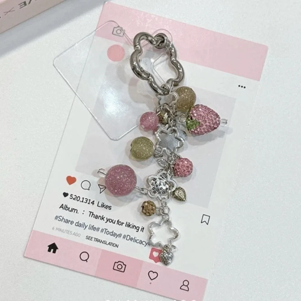 Süßer Legierungs-Erdbeer-Schlüsselanhänger Funkelnder Perlen-Handyanhänger Rosa Blumen-Hardware-Taschenanhänger für Damen – Detail 4