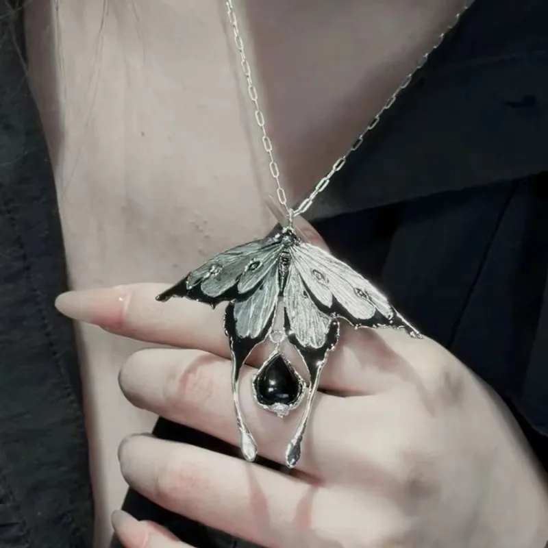 Dunkle Insekten-Anhänger-Halskette, Neutrales Metall, Motte, Schmetterling, Emaille, Nischen-Halskette, Y2k Vintage Harajuku-Stil Schmuckzubehör – Detail 3
