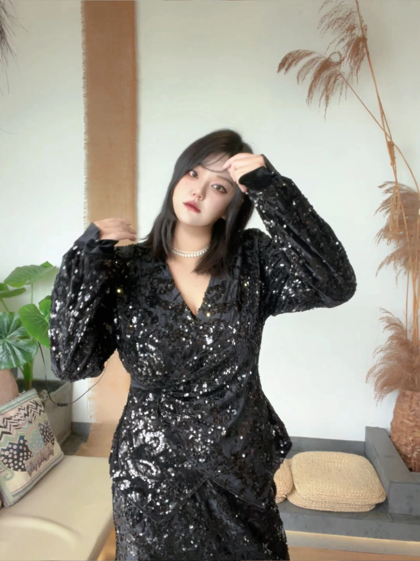 

Изысканная бархатная блузка с высокой талией, длинными рукавами и V-образным вырезом, украшенная блестками, черная, для женщин больших размеров