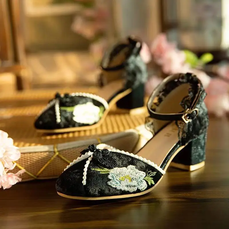 Scarpe singole Qipao verdi tacchi alti ricamati scarpe da donna con perle di fiori retrò