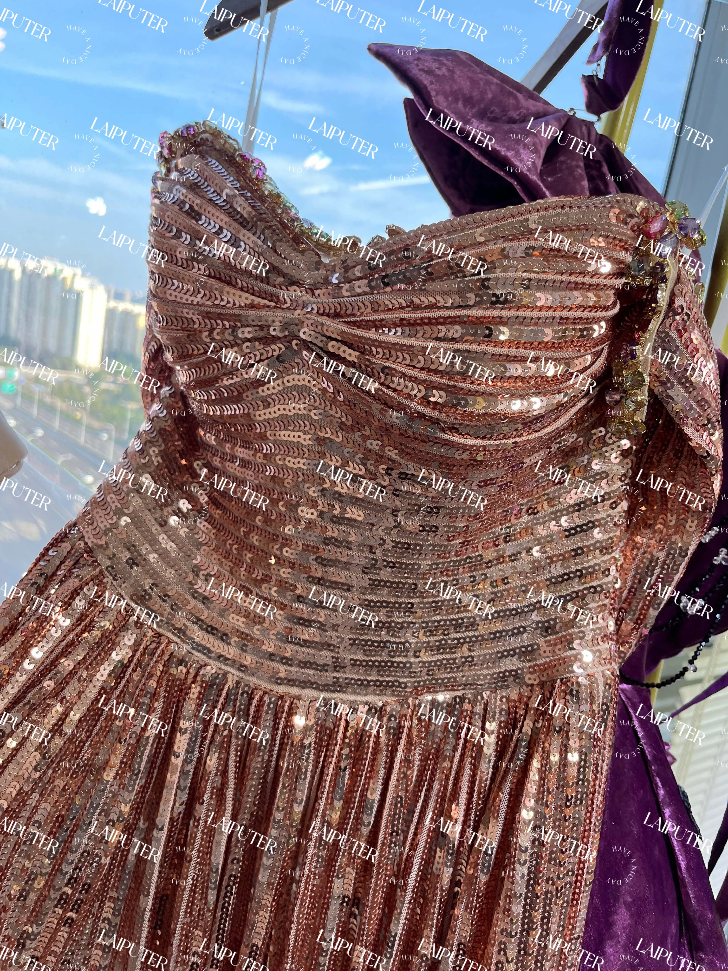 ピンクゴールドのマーメイドイブニングドレス,ストライプとスパンコール,ホルターネック,クリスタルビーズのエッジ,Vネック,ボールガウン,フォーマルな有名人の衣装