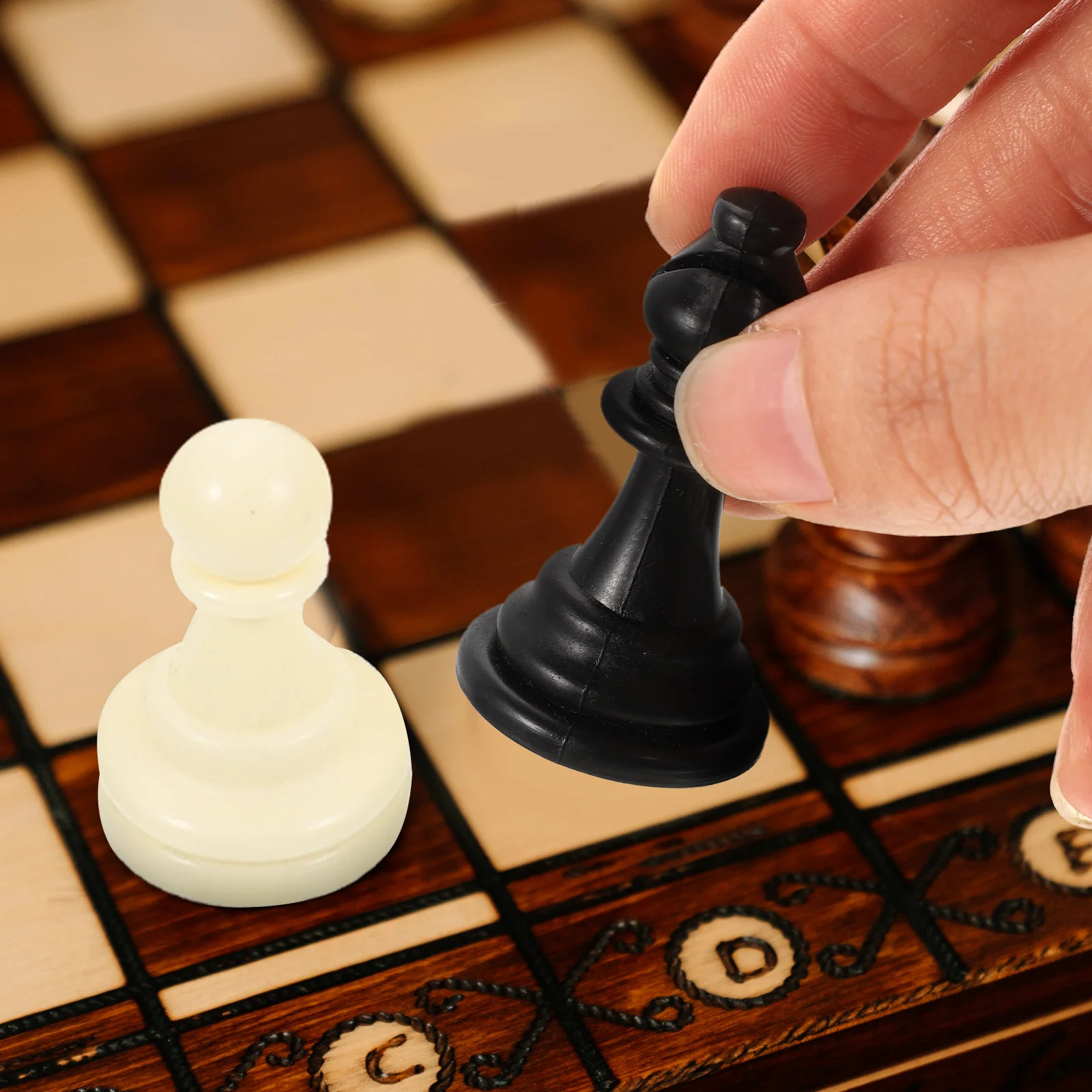 

PP Plastic Chess Pieces Replacement International Standard Lightweight Mini Chessboard Accessories Game Set for Teaching