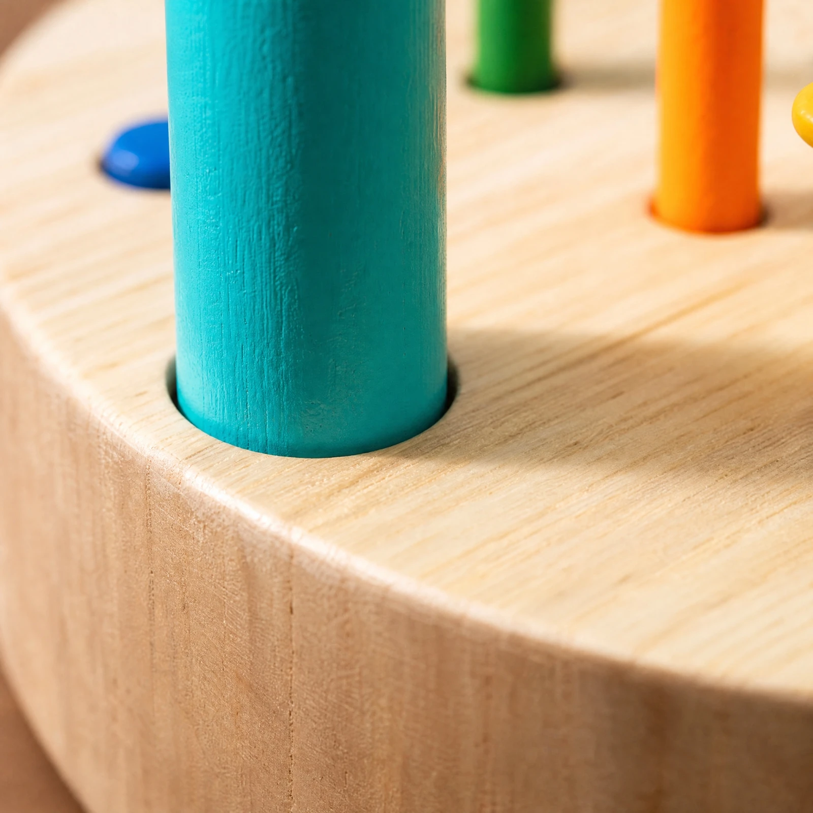 banc-de-jeu-en-bois-pour-clouer-avec-des-bords-lisses-et-arrondis-un-marteau-en-bois-rond-une-table-pour-enfoncer-les-clous-des-clous-et-un-plateau-de-table