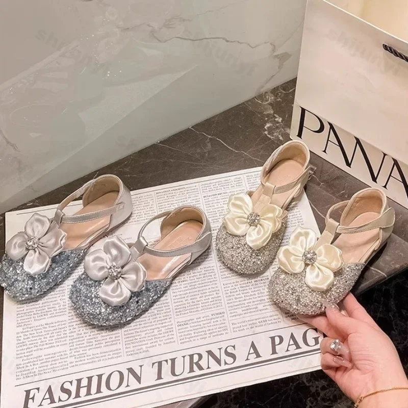 

Girls Sandals 2025 Summer Childrens Princess Shoes New Flowers Rhinestone Non Slip Outdoor Beach Shoes Kids T-strap Flat Shoes