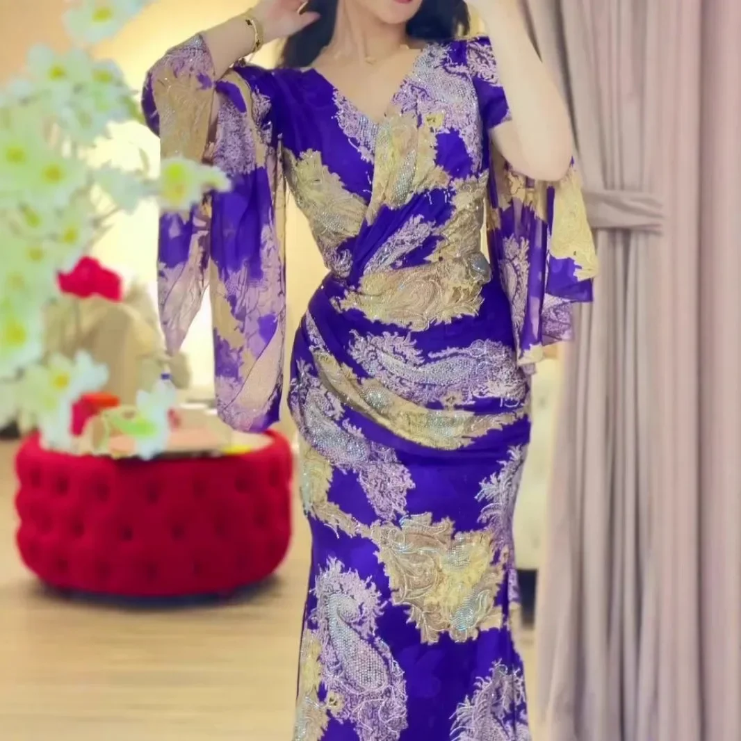 Styles européens et américains de printemps et d'été. Une robe de bal et une robe de soirée en mousseline de soie imprimée à col en V pour femmes à la mode et sexy.