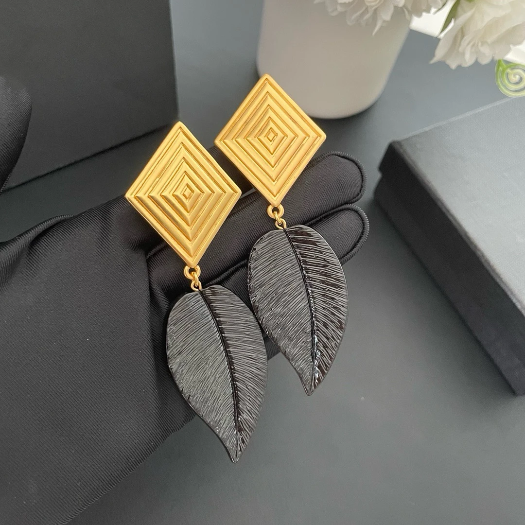 

European and American Instagram Fashion Personality Exaggerated Jewelry Geometric Splicing Gold Feather Leaf Ear Clip for Women