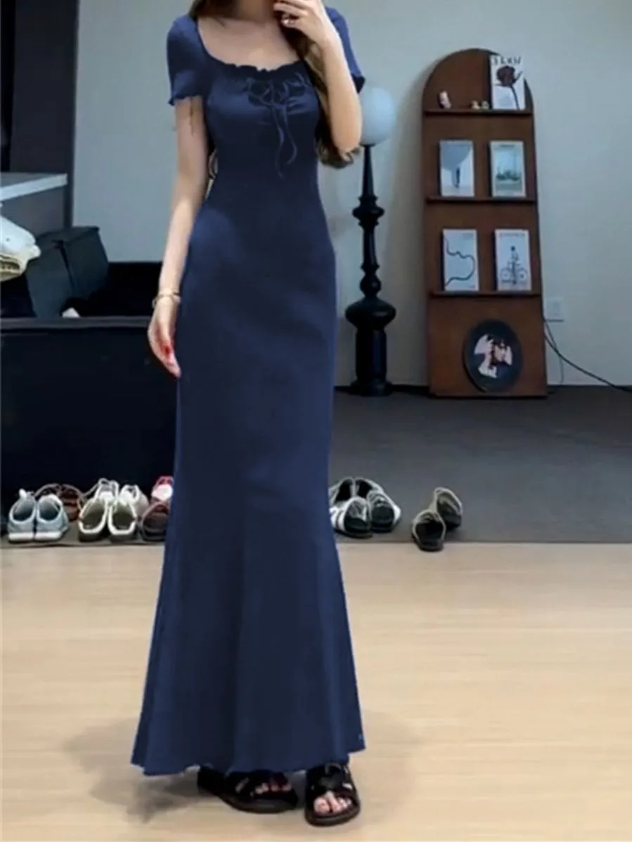 Elegancka czarna francuska sukienka bodycon damska, podkreślająca talię, syreni krój maxi do kostek, jesienna, szykowna, modelująca sylwetkę długa sukienka.