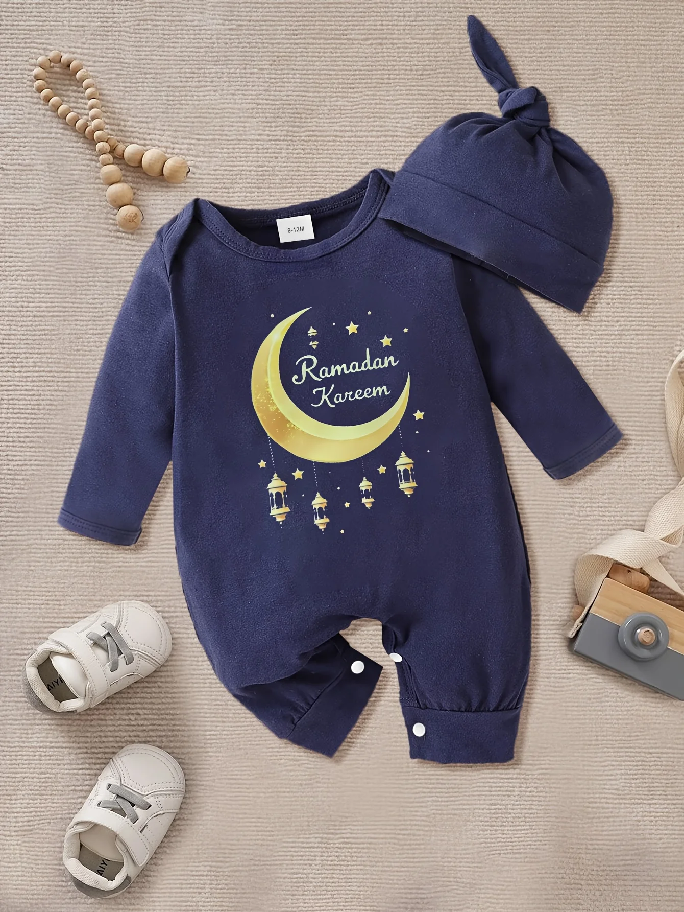 

2pcs Middle East Ramadan Baby Boy Moon Print Round Neck Long Sleeve Pants with Hat Suitable for Autumn and Winter Wearing