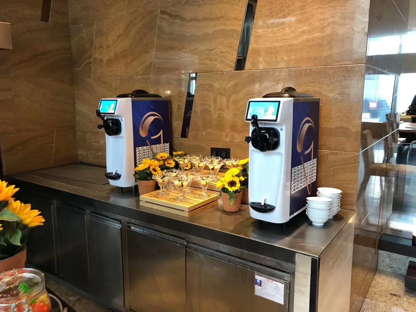 XEOLEO Commercial Mini Ice Cream Machine 7 Inch Touch Screen Frozen Yogurt Soft Serve Ice-Cream Making Soft Ice Cream Machine