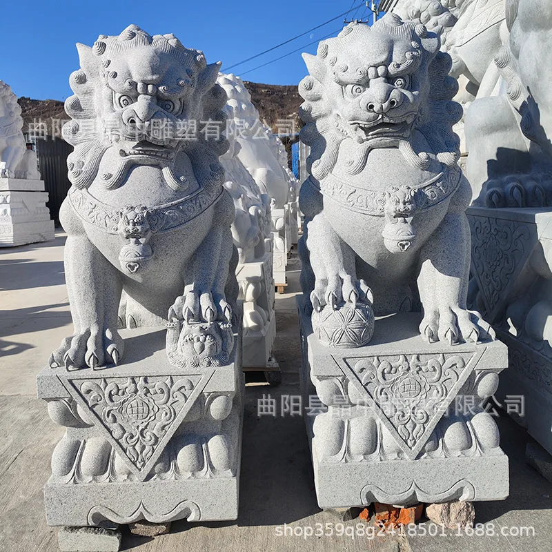 Stone carving, white marble, bluestone stone lion, a pair of large doorways, a small ornament in front of the tomb of the temple