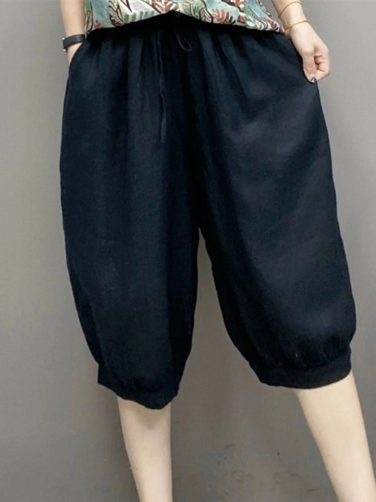 Spodnie damskie letnie z efektem wyszczuplającym, z lodowego jedwabiu, cienkie, lniane, do kolan, luźne, z elastyczną talią, szerokie nogawki typu latarnia, luźne spodnie do połowy łydki.