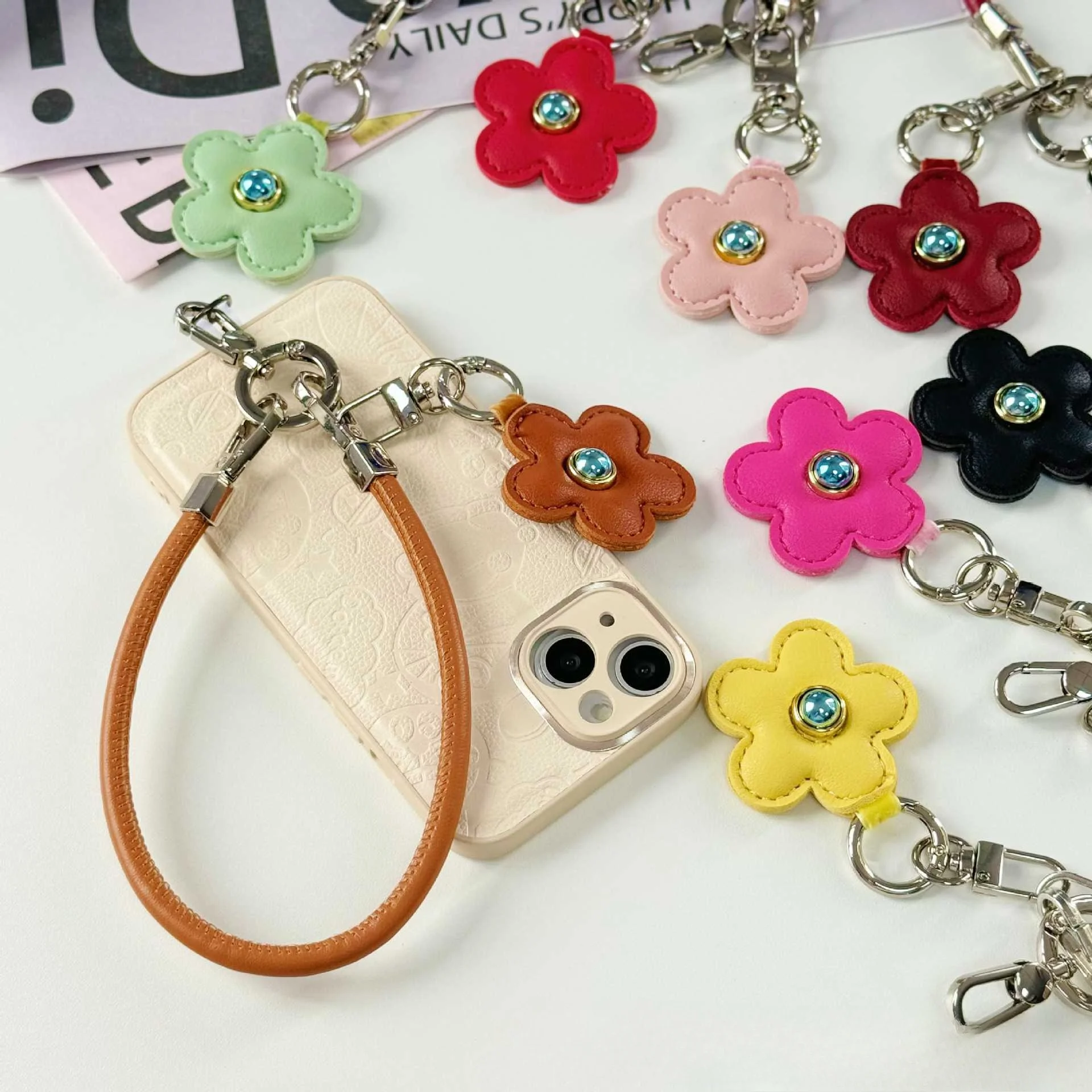 

New PU Leather Sunflower Keychain, Mobile Phone Lanyard, Leather Contrasting Flower, Women's Handbag Pendant Decoration