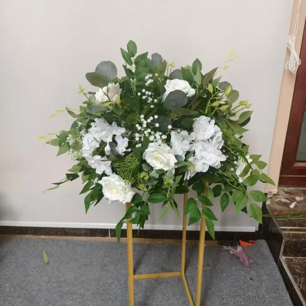 

Зеленый лист растения, искусственный цветочный шар, белая роза, зелень, композиция, свадебный стол, центральная часть, цветочный шар, дорожный свинцовый декор