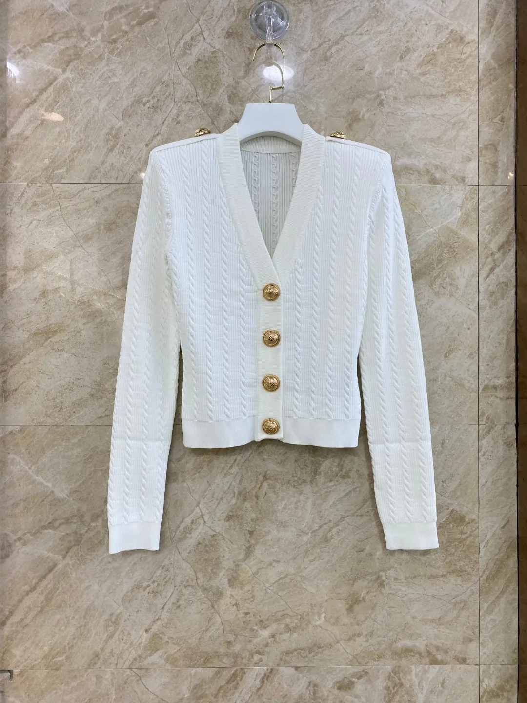 

Элегантный вязаный кардиган с V-образным вырезом для женщин, приталенный крой, модный стиль для офиса, с золотыми пуговицами, укороченный, однотонный, интеллектуальный шик