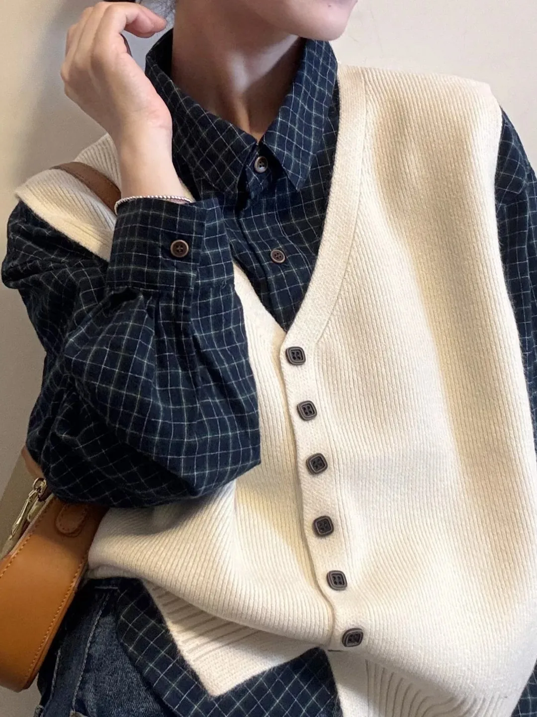 Slimming V-Neck Single-Button Knitted Vest Women's Versatile Outerwear Sleeveless Pure Color Matching Frock for All Seasons