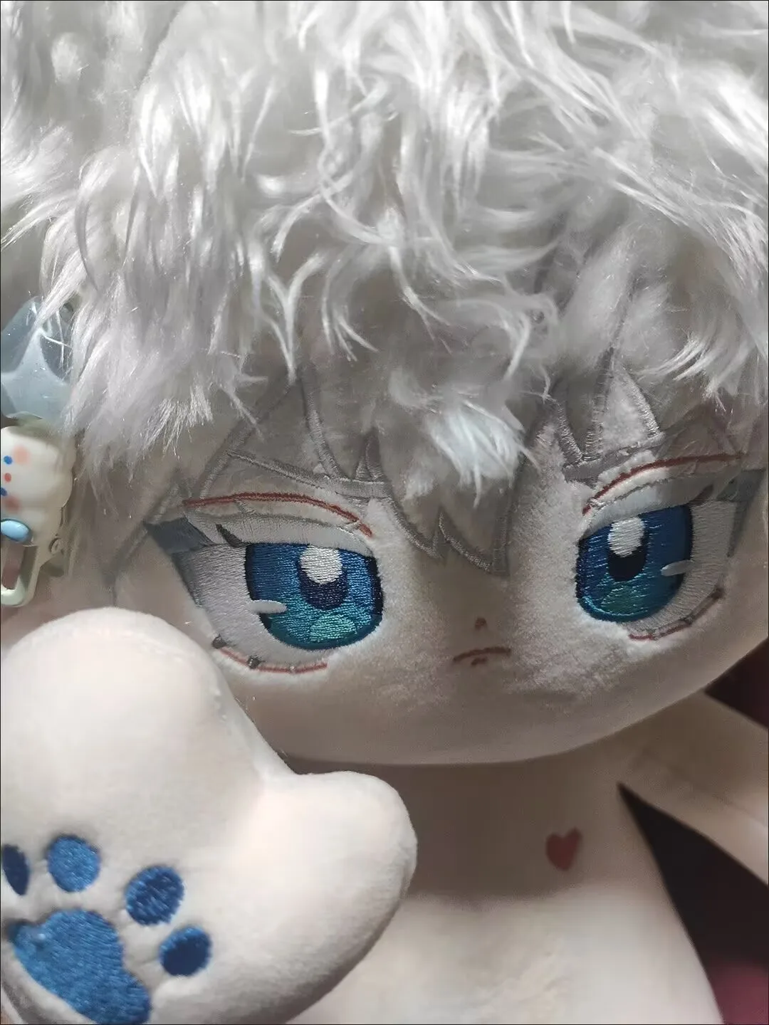 ตุ๊กตาผ้าฝ้ายขนาด 40 ซม. ท่าทางนั่ง ต้นฉบับและเป็นทางการจากอนิเมะเรื่อง จูจุตสึ ไคเซ็น และโกโจ ซาโตรุ  สนุกกับตุ๊กตาโดจินจากอนิเมะ