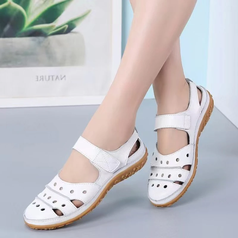 Sandalias de cuero con agujeros para mujer, zapatos planos sin cordones transpirables, suaves, a la moda, para verano, 2023