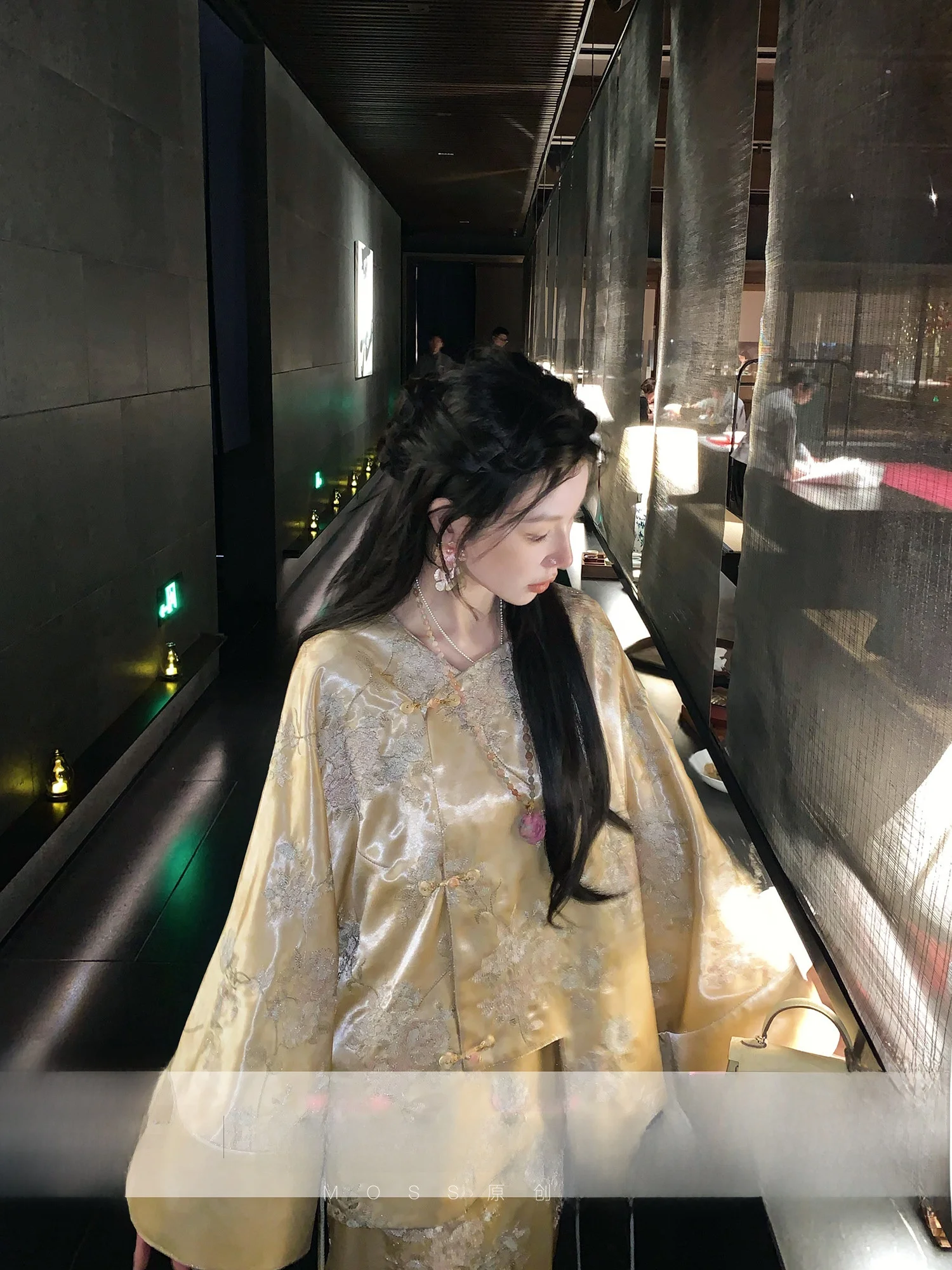 

Новый китайский костюм с тяжелой вышивкой золотой нитью: жакет и юбка. Женский модный комплект для осени и весны, повседневный, офисный, для выступлений, праздничный.