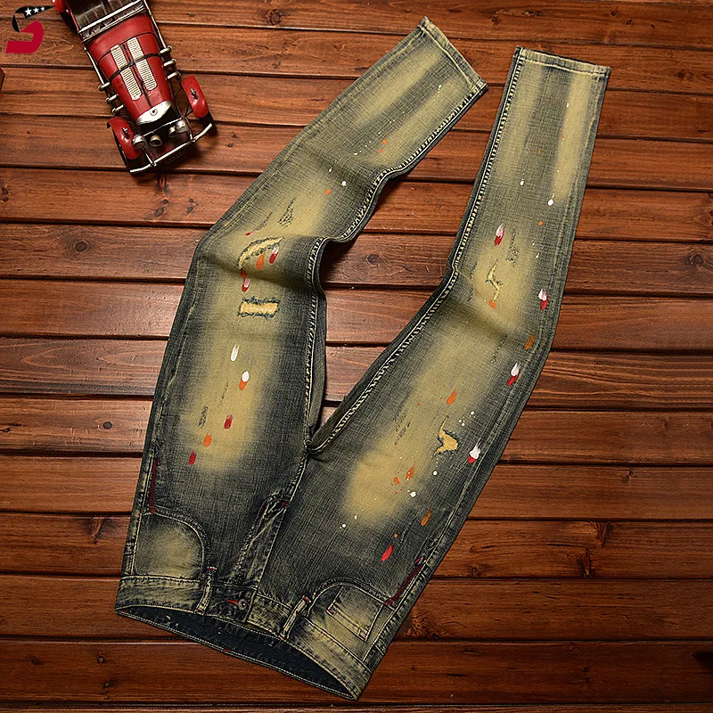 2024 nuovi Jeans retrò stampati da uomo Graffiti Hole & Patch Street Tide Brand pantaloni Slim strappati lavati di fascia alta