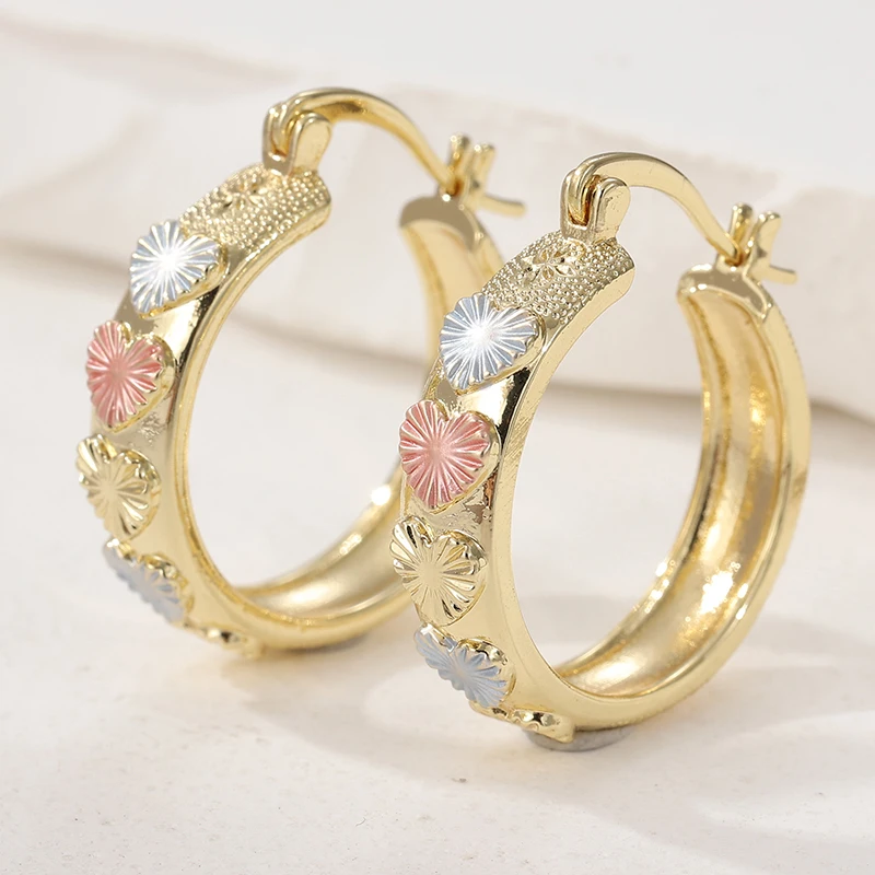 Ein Paar exquisite und elegante, handgeschnitzte herzförmige Ohrringe, das perfekte Geschenk für luxuriöse Feiertage und Geburtstage von Damen – Detail 4