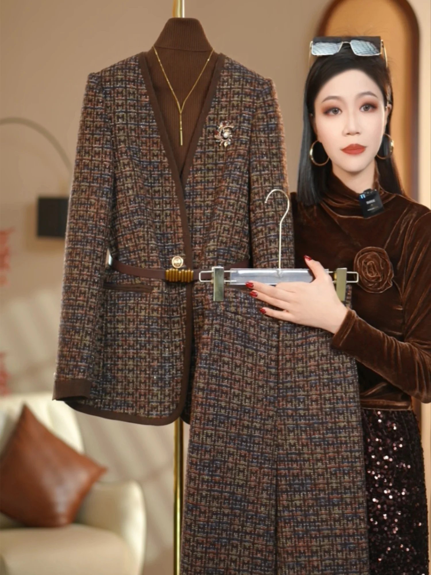 

Костюм-двойка в карамельную клетку для женщин: осенне-зимний, высококачественный, элегантный, профессиональный, с эффектом омоложения, для офиса