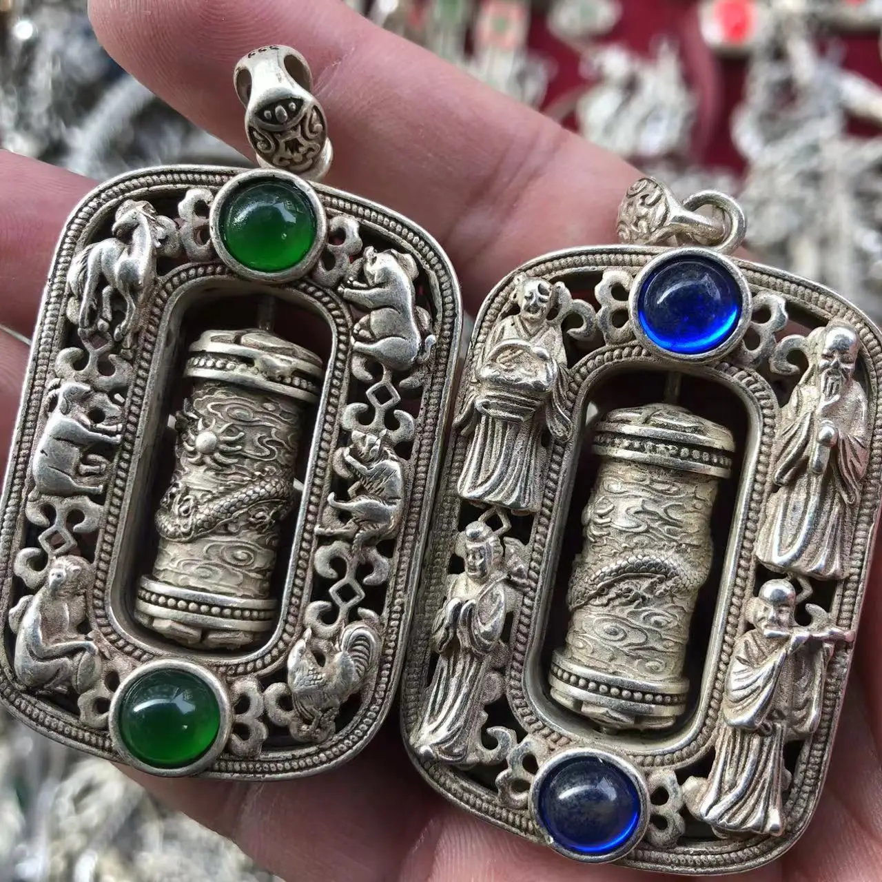 Pendentif rotatif vintage en argent tibétain avec tube de prière, incrusté de gemmes vertes, amulette ethnique chinoise des 12 signes du zodiaque, collier bijou cadeau