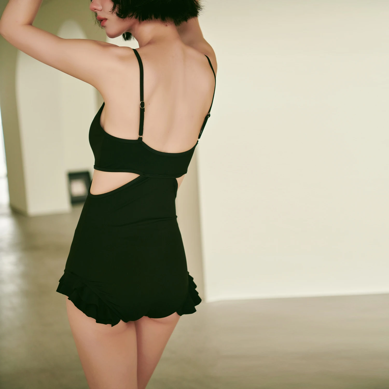 Novedad de verano, traje de baño Triangular negro calado Sexy elegante de una pieza, traje de baño con tirantes para fiesta en la piscina y vacaciones en la playa para chica con temperamento