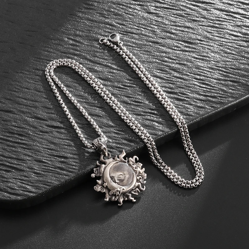 Retro Punk Sun Hugging Moon Round Pendant Necklace Suitable for Men and Women Fashion Trend Couples Commemorative Jewelry Gifts