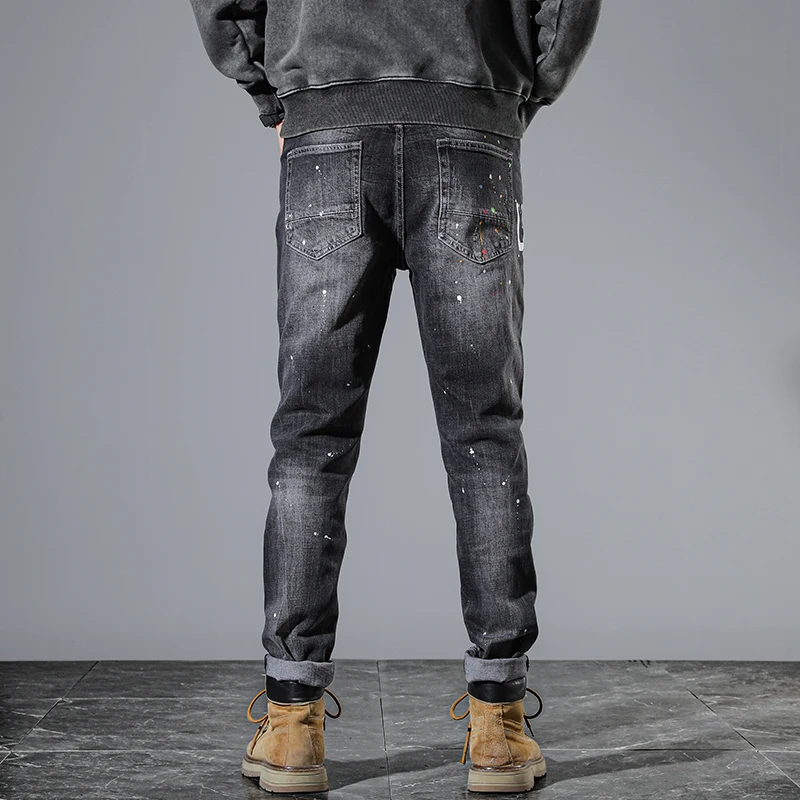 Pantalones vaqueros rasgados para hombre, pantalones vaqueros ajustados elásticos de Hip Hop en negro y gris, pantalones desgastados con parche para Moto, letras Grunge para hombre, diseñador Original