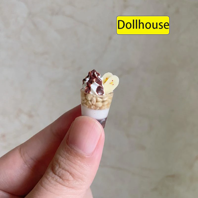 1Pcs Miniatur Banana Pudding Puppenhaus Mini Simulation Eis Tasse Modell Spielzeug Für Puppe Zubehör Dessert Shop Decor Kinder geschenk