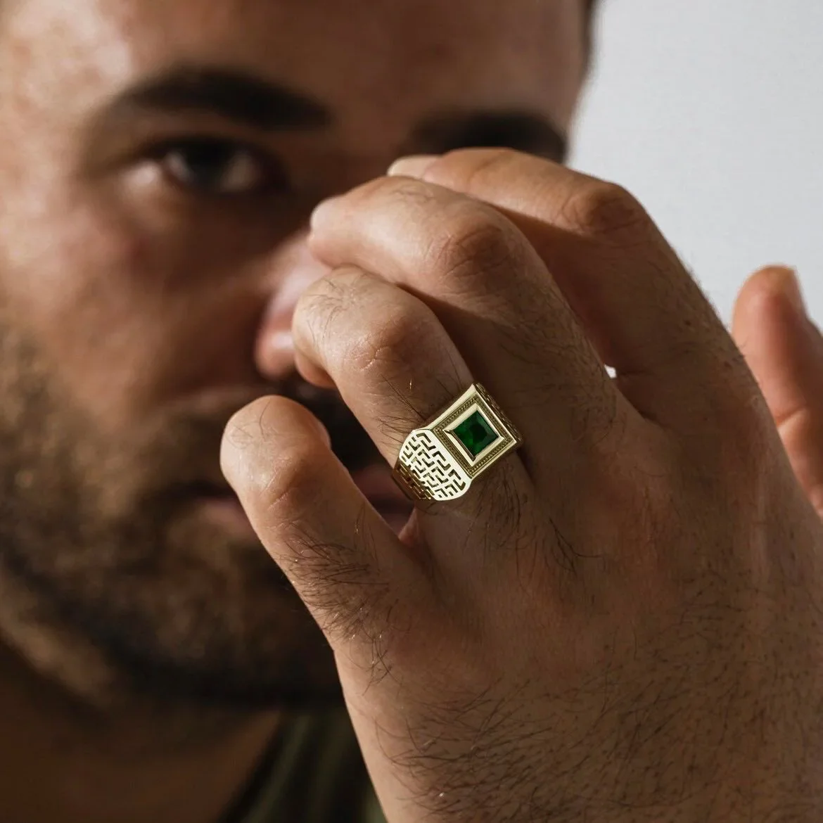 Simple and stylish square green zircon striped men\'s ring