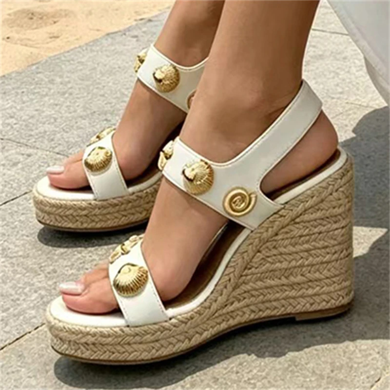 

Модные женские сандалии Eilyken на платформе с металлическим декором, летние, с плетеным верхом, на толстой подошве, с ремешком на пряжке