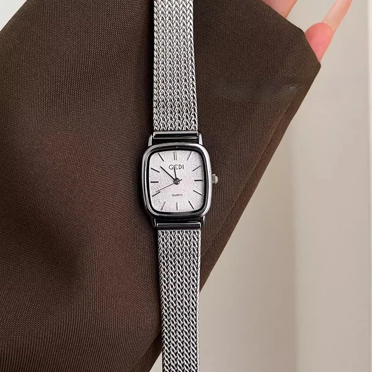 

New Minimalist And StylishWomen'S Watch With A Sophisticated FeelVersatile And ElegantA Luxurious AndCompact Women'S Wristwatch.