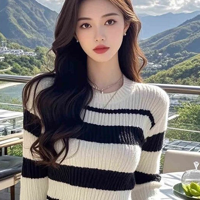 Korean gentle style contrasting color round neck knitted sweater women's autumn and winter design sense slim fit pullover