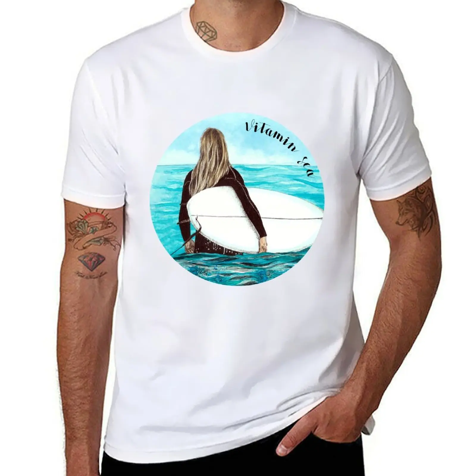 Vitamina Sea - Chica surfista rubia con tabla de surf blanca en agua turquesa Camiseta para hombre Camiseta 100% algodón