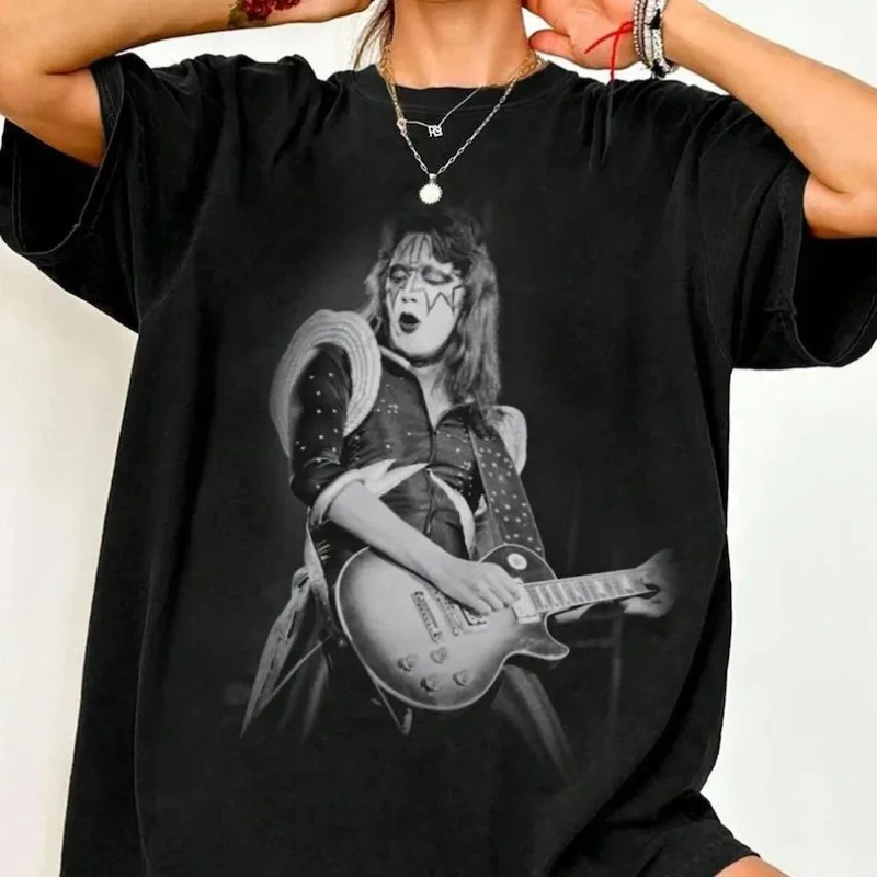 

Рубашка RIP Ace Frehley 2025 Rock and Roll Legend Tribute, хлопковая футболка с графической музыкой для мужчин и женщин, повседневная удобная футболка с коротким рукавом